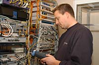 Fiberkabeln mäts och kontrolleras